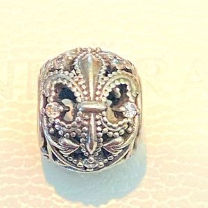 Pandora fleur-de-Lys charm